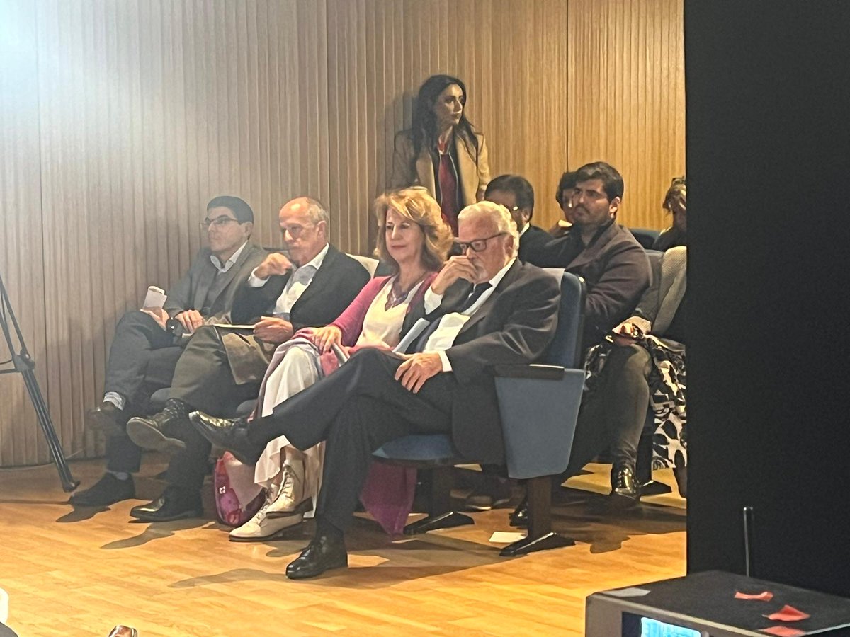 Hoy hemos celebrado el 20° Aniversario del Comisionado del <a href="/poligono_sur/">Comisionado Polígono Sur</a>.
Hemos recordado buenas prácticas de trabajo colaborativo en red o de adaptación de procesos de intervención a población en exclusión.
Grandes saberes y mucho cariño entre profesionales excelentes y vecin@s.