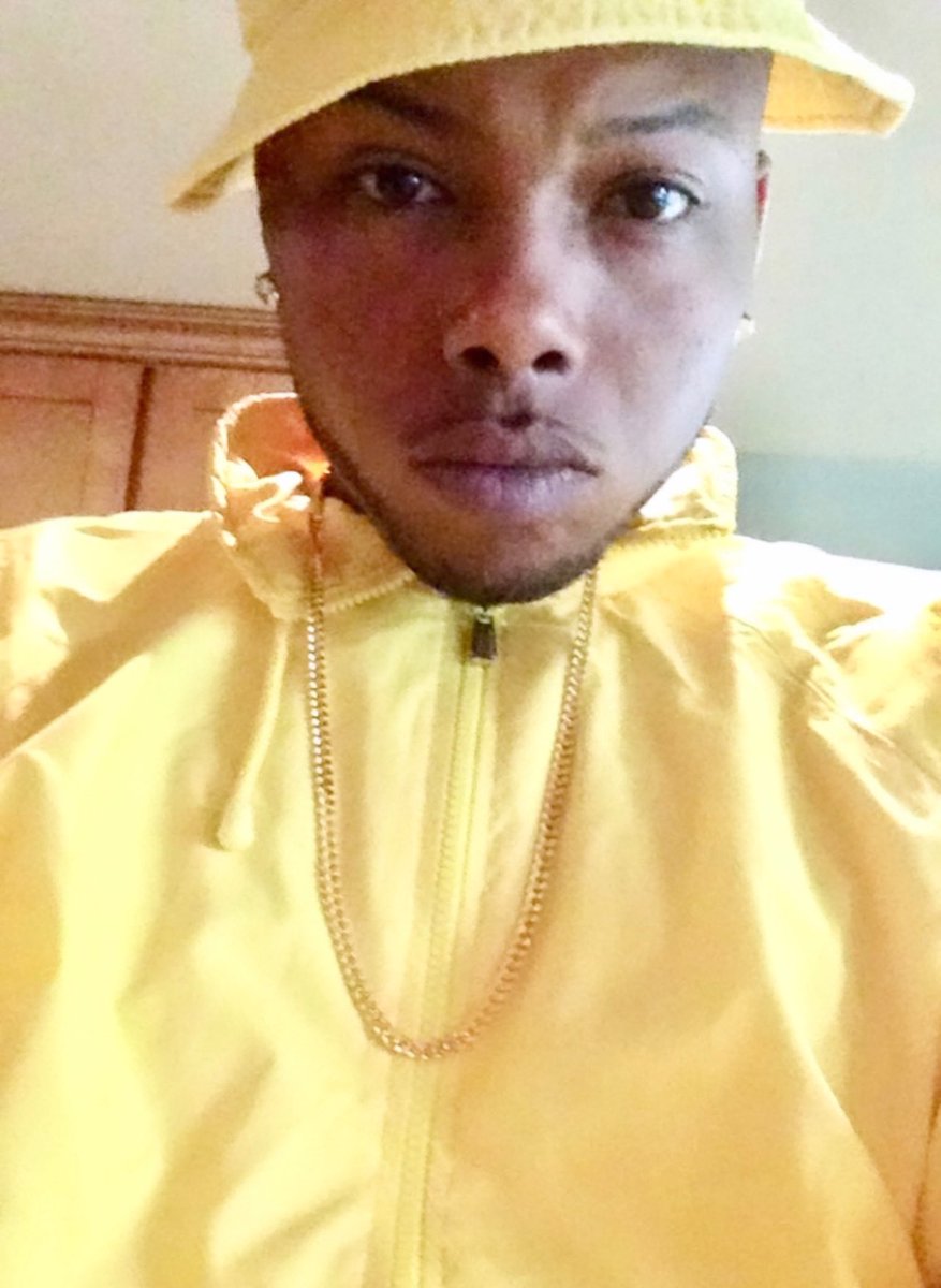 lorre__'s tweet photo. Ike love yellow https://t.co/z3Edcarg86
