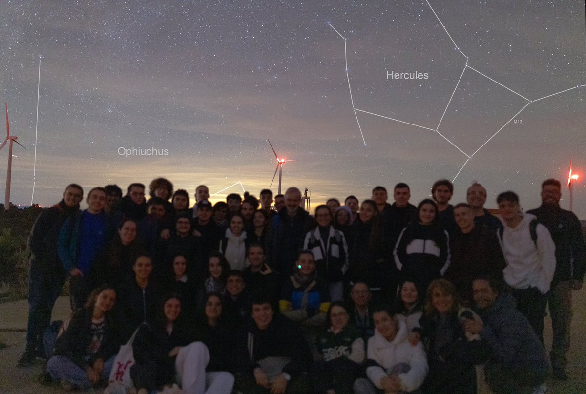 El cel en l’Observatori d’Aras de los Olmos permet distinguir estels individuals i constel•lacions (com ara, la d’Hèrcules) en fotos de grup (com aquesta amb 4 segons d’exposició) amb el curs de tercer de Física de la <a href="/FacFisicaUV/">FacFisicaUV</a> que va fer <a href="/alipegaso/">Alicia</a> fa un parell de setmanes.