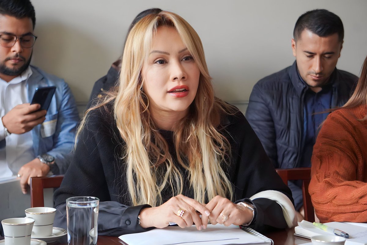 #AEstaHora se lleva reunión sobre "La Reconstrucción de Mocoa", liderada por la Consejera, <a href="/SandraOrtizN/">Sandra Ortiz</a>, en la que participan ministerios y entidades del Gobierno, con propósito de estudiar programas y proyectos que se realizarán para contribuir al desarrollo de este municipio.