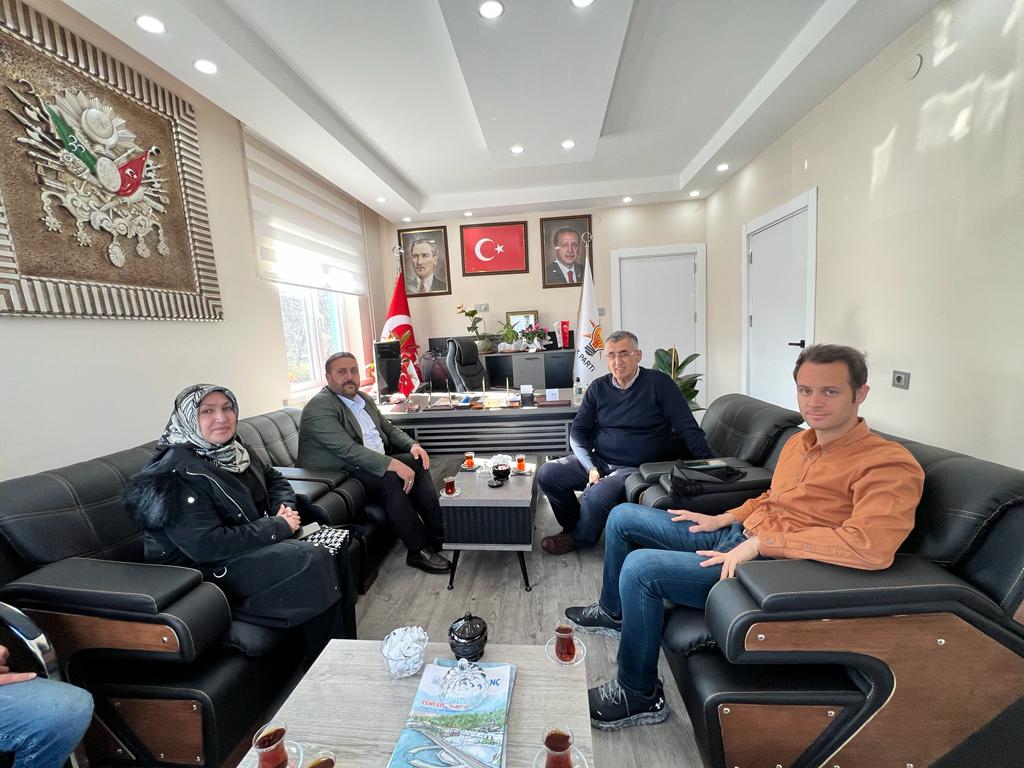 Dışişleri Bakanlığı Van Temsilcisi olarak ilimize ataması yapılmış olan Büyükelçi Sn. Serdar Cengiz bugün Teşkilatımıza gelerek İlçe Başkanımız Sn. <a href="/OndilKenan/">KENAN ÖNDİL</a>'i makamında ziyaret etti. Kıymetli Büyükelçimize nazik ziyaretleri için teşekkür ediyor, görevinde başarılar diliyoruz.