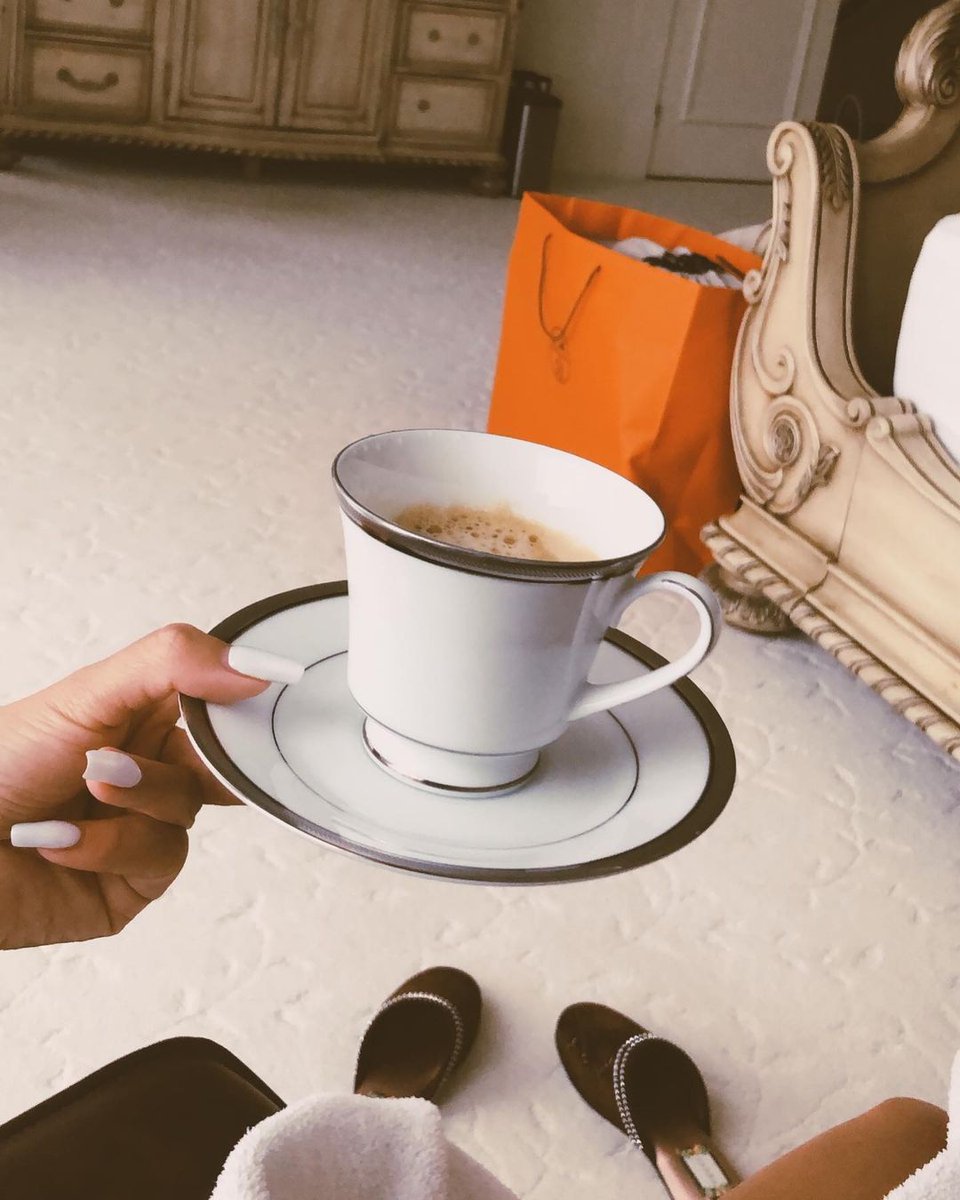 In this beautiful world, life is like a dream journey. Each of us has a dream in our heart, a goal that fills us with passion and motivation. And only by working hard can we turn our dreams into reality.