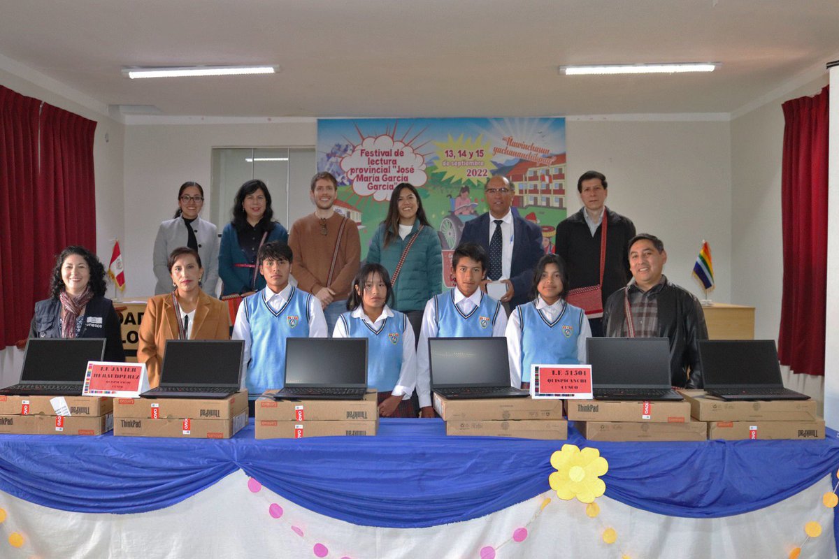 UNESCOperu's tweet photo. 📚🤓 @LenovoLatam, aliado estratégico del #ProgramaHorizontes de UNESCO Perú, impulsa la educación digital en zonas remotas del Cusco con la donación de 37 laptops 💻 que beneficiará a 221 estudiantes y 24 docentes de tres escuelas rurales.
#EduTecRural #HorizontesDigitales https://t.co/9uB2AwEKOa