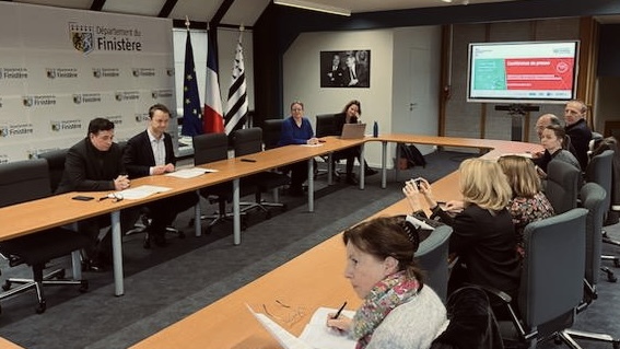 #TNE | L’académie de Rennes est engagée dans le Territoire Numérique Éducatif dans le département du #Finistère
Conférence de presse en présence du recteur <a href="/emmanuel_ethis/">Emmanuel Ethis</a>
🔎 Bilan de la 1ère année d’expérimentation 
✅ Une quarantaine de projets financés en 1 an