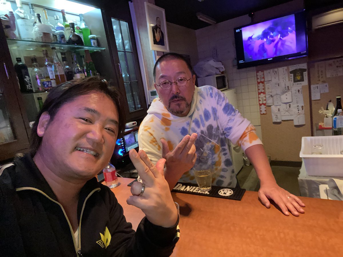 energyse_moriya's tweet photo. 久しぶりに #難波
#BBB にて #内田祥一 選手と語り合った後に #マグナム北斗 さん #magnum0316 のお店 #与太ばなし さんにて語り合いました‼️
プロレスの話しももちろんだが、#DCブランド の話は熱かった💦
懐かしの #FICCE、#グラスメンズ 等80年代のファッションについて懐かしい話しに盛り上がった https://t.co/A0N7yhctOB