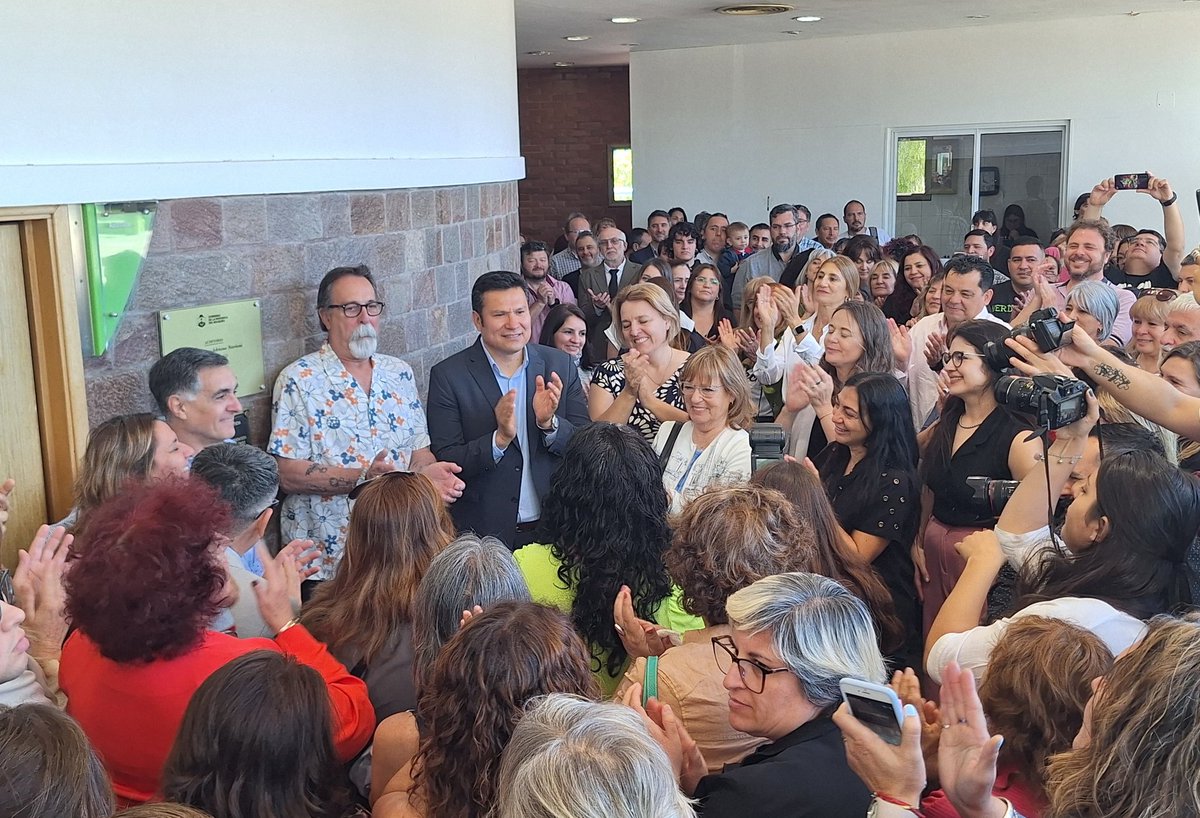 OLlancafilo's tweet photo. Auditorio CPE "Profesora Cristina Adriana Storioni" Merecido homenaje que nace desde las bases, compañera con compromiso que deja un legado, supo siempre construir desde el debate y el respeto, sin abandonar sus convicciones y la defensa de la educación pública neuquina.
#Respeto https://t.co/spn6dTv6c4