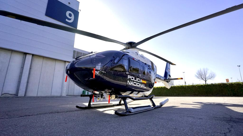 policia's tweet photo. Muy agradecidos a @AirbusHeli por su reconocimiento y felicitación a la @policia en su 200 #aniversario
El H135 se ha integrado completamente con las funciones de nuestra Unidad Aérea para garantizar desde el aire la seguridad de la ciudadanía
#SomosTuPolicia
#EuropeanRotors23 https://t.co/9zZNQaWT2C