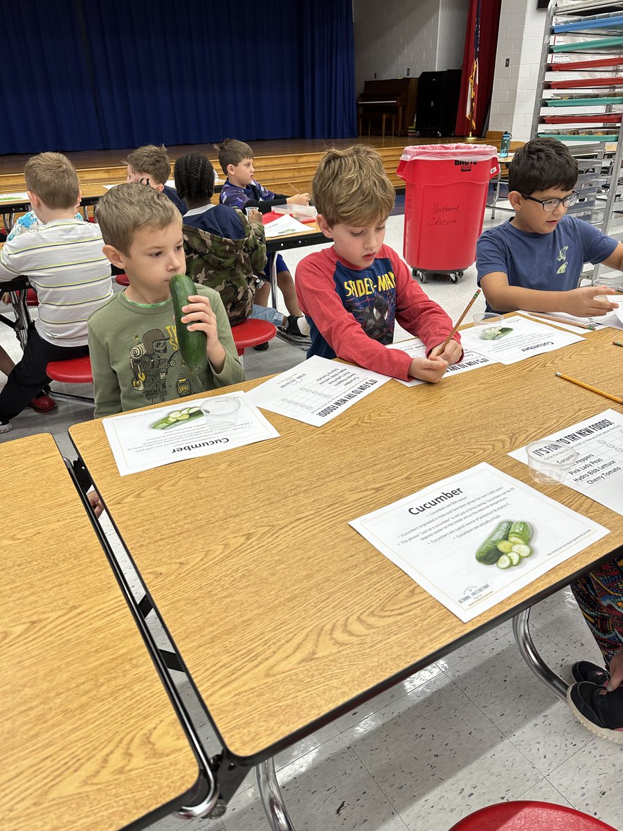 FCSNutrition's tweet photo. We love student taste tests from our head to our TOMATOES! 🍅🍅Students at Northwood Elementary School exploring a variety of NEW fruit & veggies! What’s your favorite fruit or vegetable?!
#FuelingGA #GSNAMinded https://t.co/OuwjY520wu
