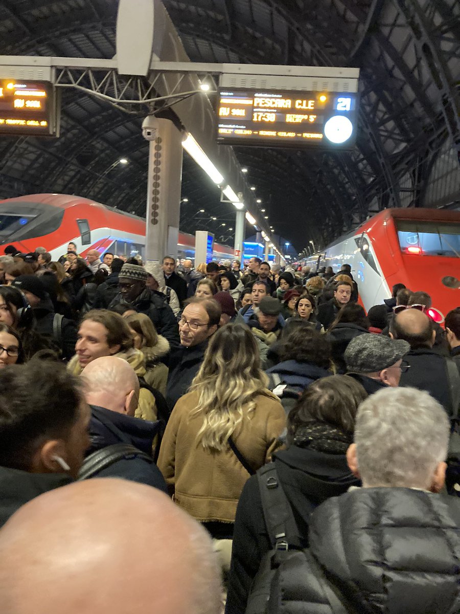Complimenti a quei geni di <a href="/Trenitaliano/">Trenitalia</a> trenitalia a Milano che fanno contemporaneamente sbarcare e imbarcare centinaia di passeggeri di due frecciarossa in una banchina larga 8 metri.