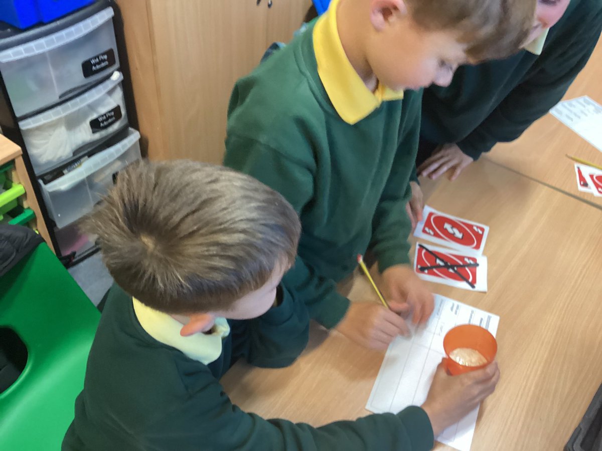 Year5Markeaton's tweet image. We’ve really enjoyed investigating reversible and irreversible changes. Here, we were seeing how bicarbonate of soda and vinegar would react with one another! 🧠 #MPSScience