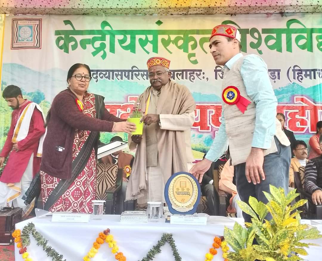 CentralSanskrit's tweet photo. कुलपति @shrivarakhediने @CentralSanskritके वेदव्यास परिसर में चल रहे उत्तर क्षेत्रीय युवा महोत्सव में विजित छात्र छात्राओं को बधाई देते कहा-स्वस्थ शरीर में ही स्वस्थ मस्तिष्क निवास करता है।अतः क्रीड़ा  जीवन में अनिवार्य@EduMinOfIndia @ugc_india @PMOIndia @MinistryYouths 
AJAY PRO https://t.co/Iodnayq8mq
