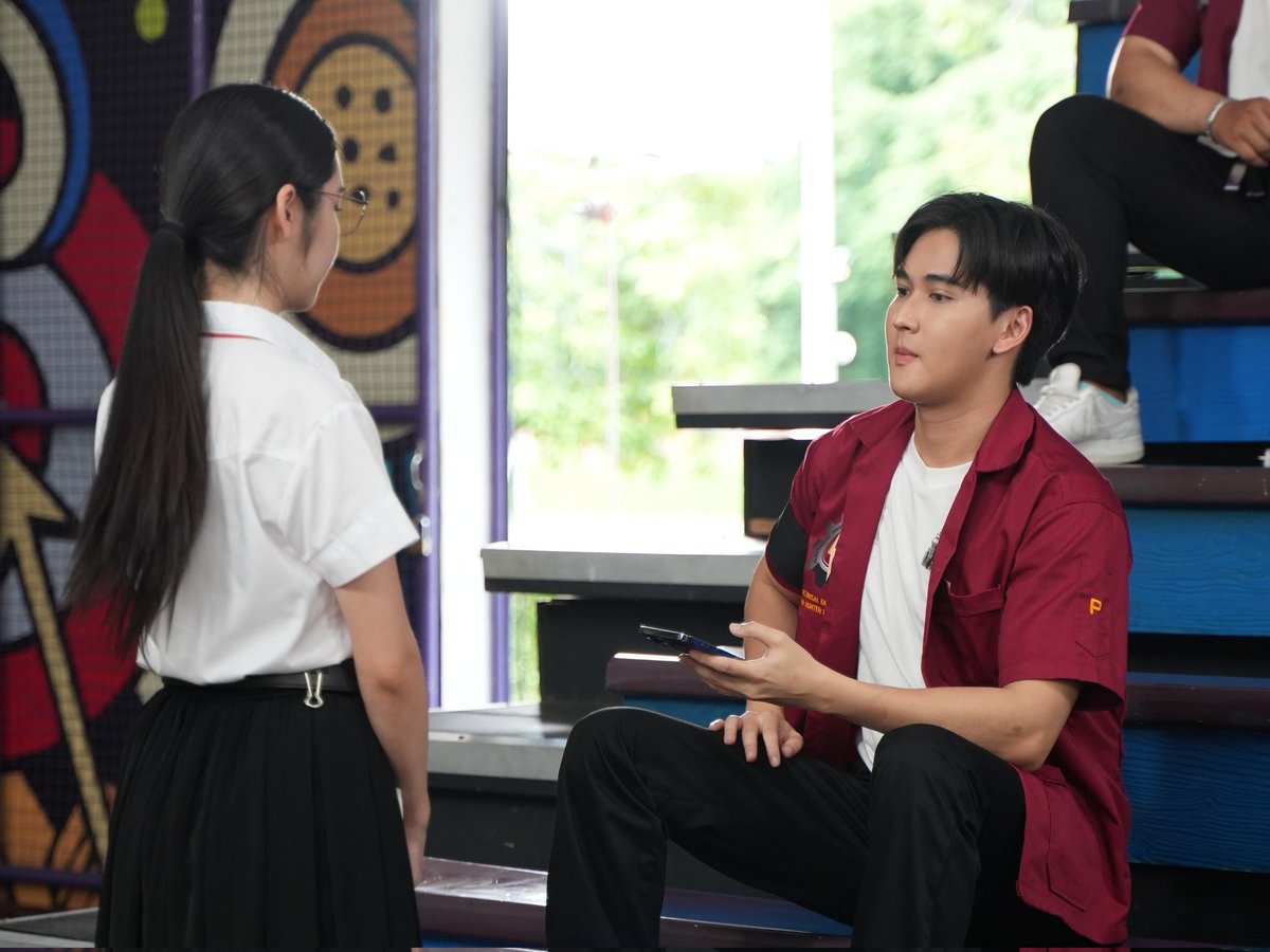 อยากได้ลายเซ็นของพี่น้องมีอะไรมาแลกครับ 
#LoveseniorEP4