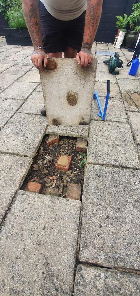 GKWilsonGardens's tweet photo. New pedestal system 🤦‍♂️….. #expertwitness #landscaping #landscapingexpert #gardenexpert https://t.co/Dun4xP0P4E
