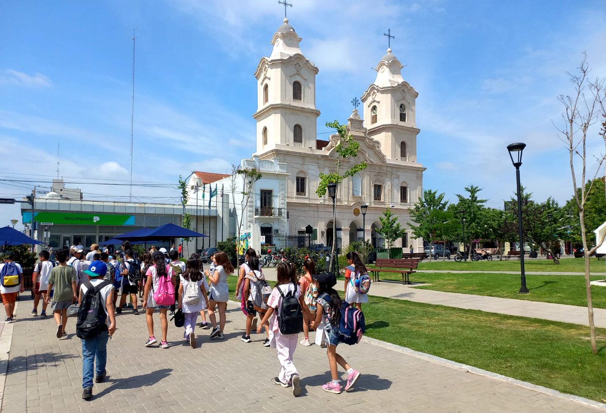 🗣️ La EP Nº 23 de Astolfi participó de las visitas guiadas que llevamos a cabo desde la Dirección de Turismo.
🚸Junto a la guía recorrieron el casco céntrico y los principales atractivos históricos, religiosos y culturales que se encuentran en el corazón de nuestra ciudad.