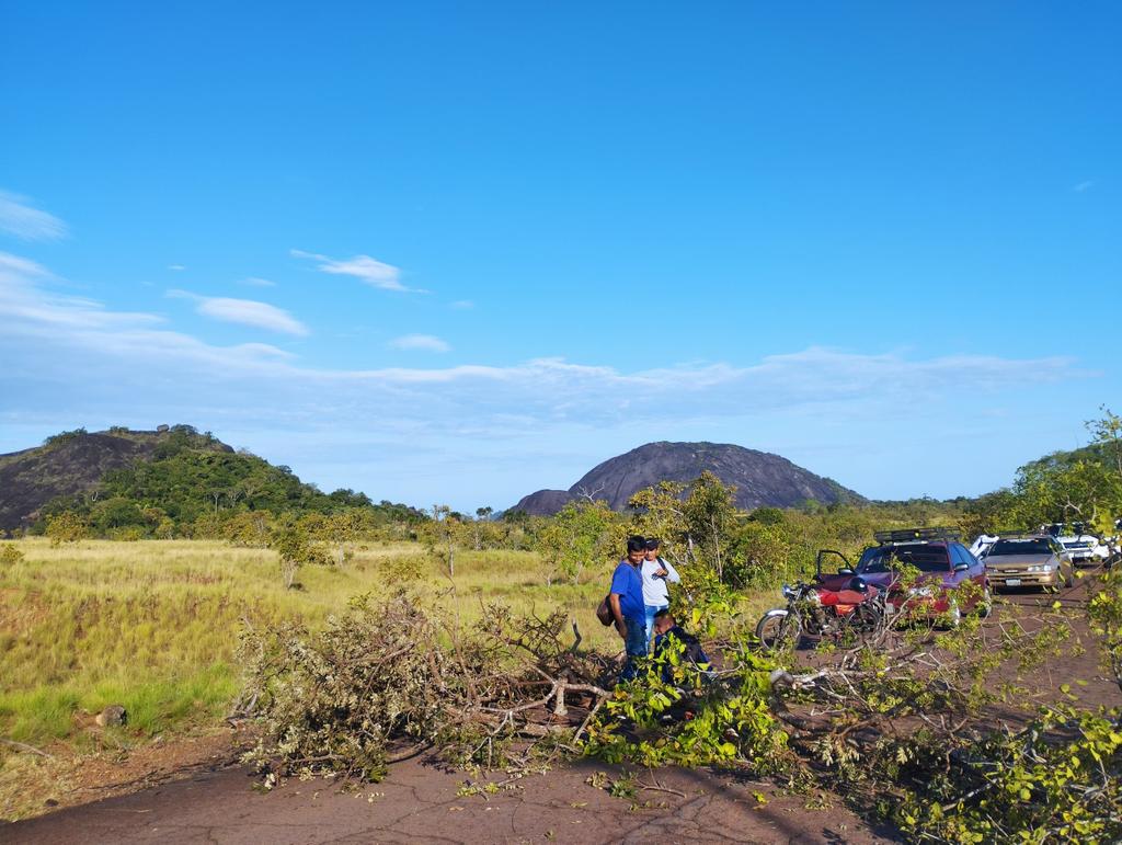 yosmarJhunior's tweet photo. Habitantes de la Comunidad Cerro de Oro, eje carretero sur del municipio #Atures, trancaron la carretera nacional este #29Nov tras estar 1 mes y 10 días sin energía eléctrica
La falla se debe a un transformador dañado, indicaron que #Corpoelec está al tanto de la problemática https://t.co/w23YBjKv7U