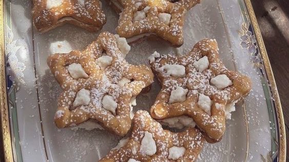 malusokay's tweet image. in the mood for a sweet treat 🧁