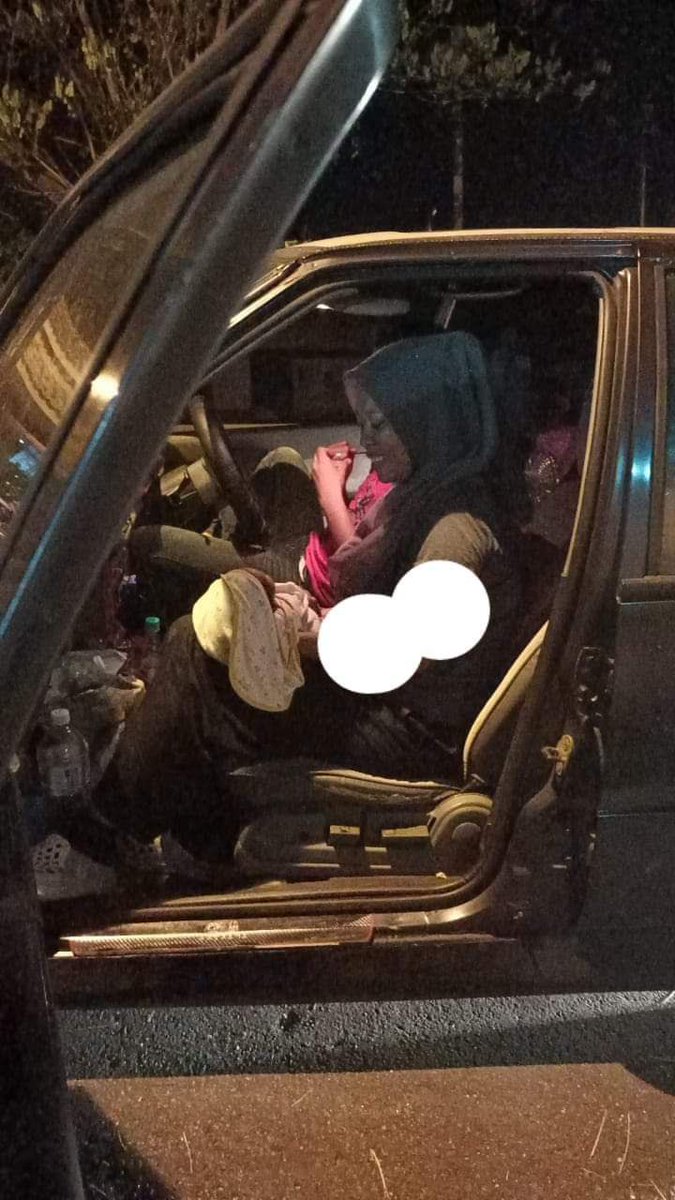 SungaiPetani1's tweet photo. Ada 1 family terpaksa tidoq dan berpantang bersama bayi 4 hari dalam kereta... tak ada tempat tinggal.

Bini dia baru 4 hari bersalin, anak yg sorang lagi pulak demam teruk. Jom kita pakat-pakat bantu.

📍 Depan Masjid Taman Ria, Sg. Petani

Kredit : Muhammad Ridzuan Osman DikWan https://t.co/D6PuUxMaV9