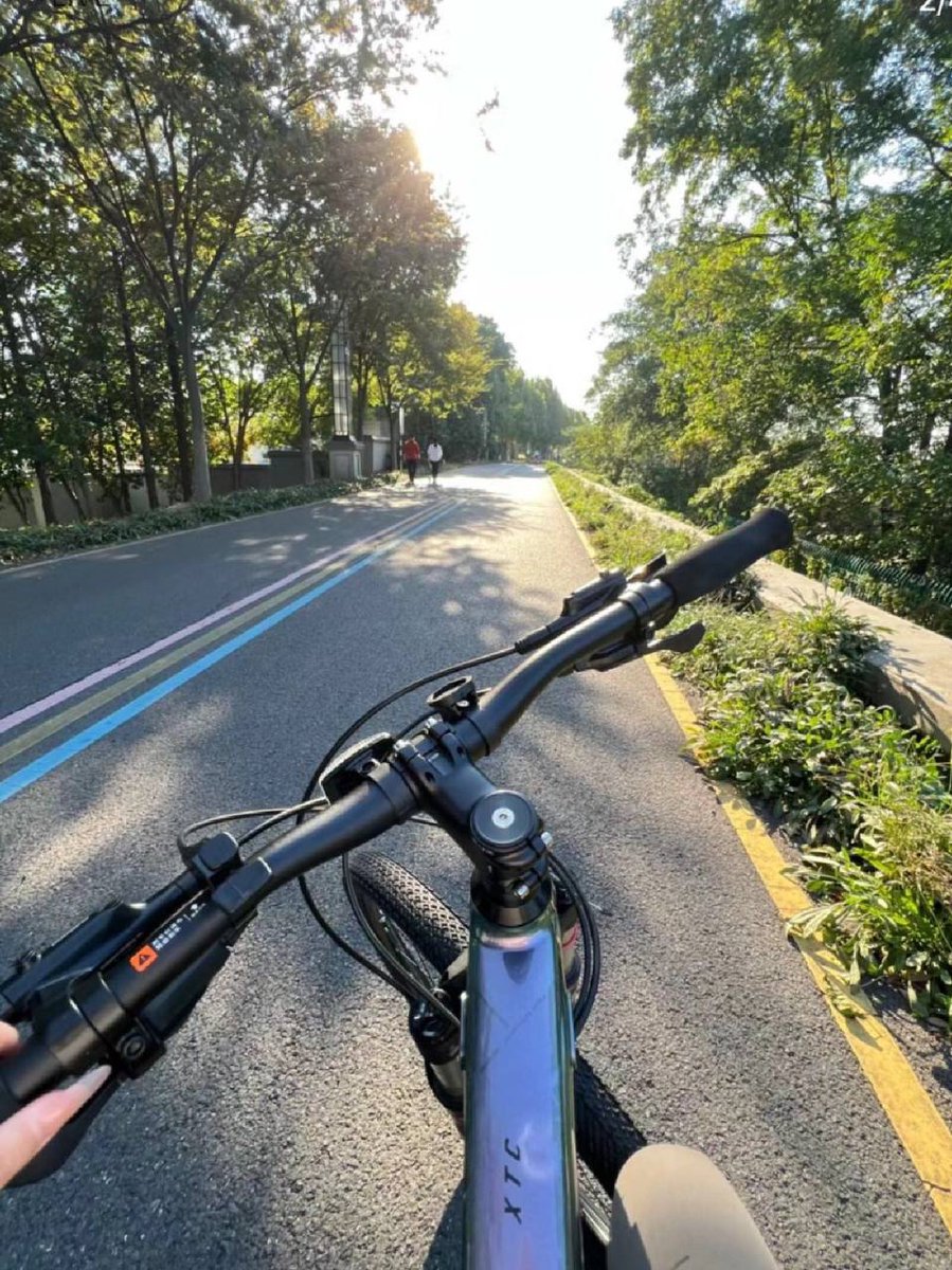 Pedal, sweat, and smile. Repeat. That's my cycling mantra. 🚴🏻‍♀️☀️
#cyclingphotography #training #road #shimano #ciclista #bikestagram