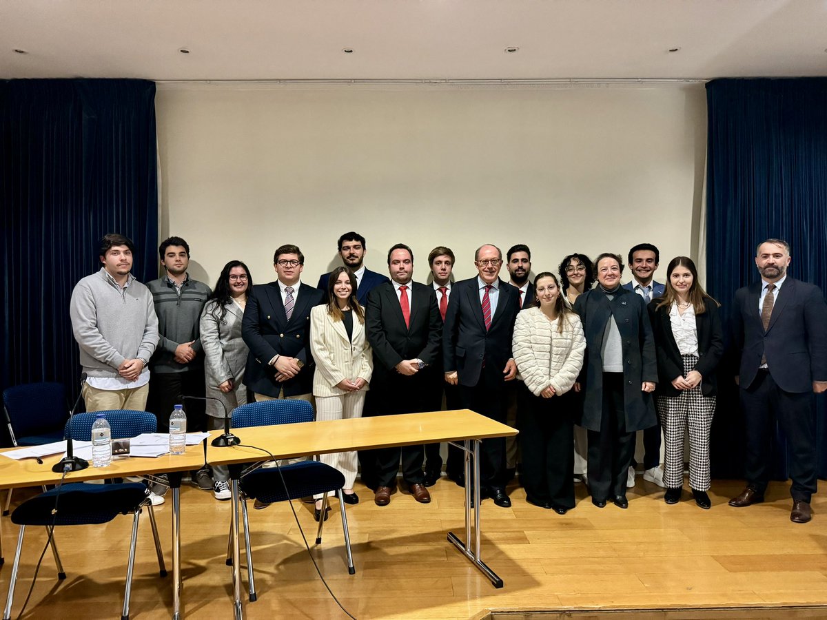No passado dia 23 de novembro na Universidade Lusófona, no Auditório José Araújo, realizou-se a tomada de posse da nova direção da AADUL. 

Com a promessa de uma defesa intransigente dos estudantes, iremos por as mãos ao trabalho!