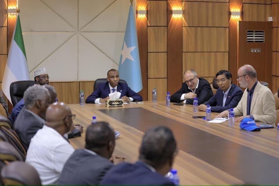 GConway_UN's tweet photo. Grateful for opportunity to join #Somalia PM @HamzaAbdiBarre and #Jubaland @PresidentMadobe & partners to review impact of #floods in #Luglow #LowerJuba. Situation, like other areas battered by torrential rains & floods, is dire. Humanitarians stepping up. https://t.co/uIyGFGDz4Z