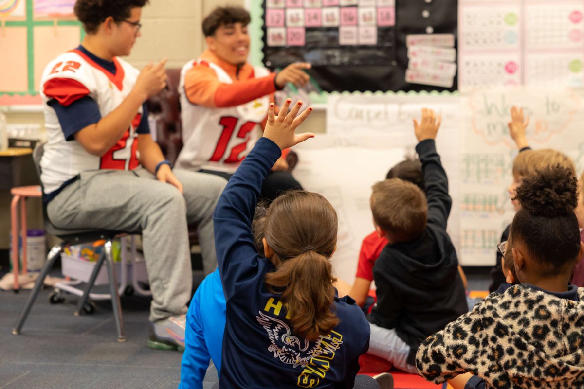 higleydistrict's tweet photo. Reading with the Black Hawks!🌟

Williams Field High School football players recently brought their team spirit off the field to Higley Traditional Academy, where they read books for the students.❤️‍ https://t.co/k68isiDgjF