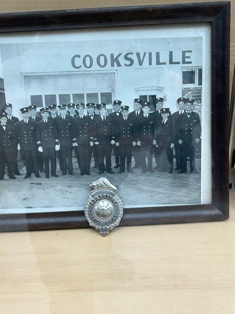 MississaugaFES's tweet photo. John Price donates his dad's badge to MFES.  Jack Price was a volunteer FF with Cooksville FD in the 1950s.
Wonderful to receive this piece of history and to be able to proudly display it.
Learning about our history allows us to forge a stronger and better future. https://t.co/2c1QR1Kiu2