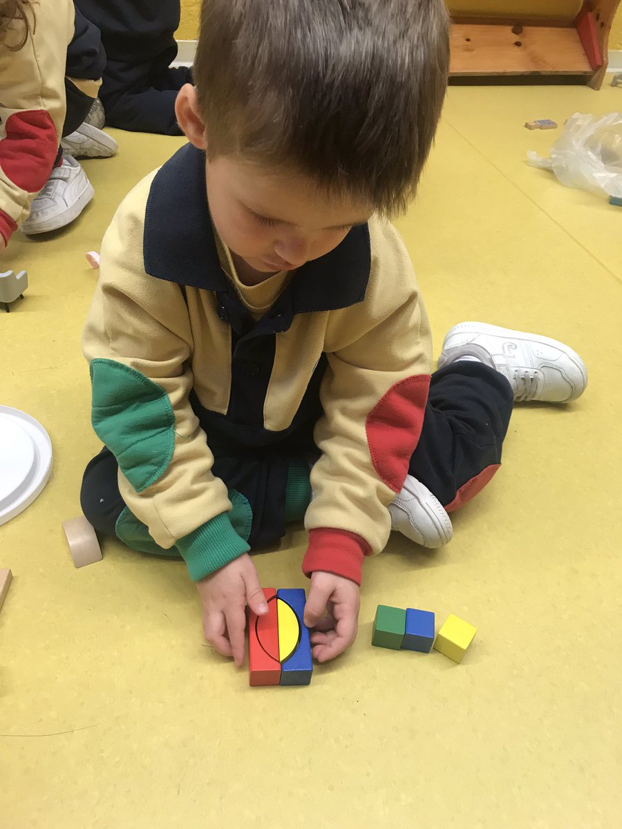 InfantNatzEsplu's tweet photo. Els alumnes d’I3 han estat jugant a la ludoteca. mireu què bé s'ho passen!! #Exploradors #anemajugar https://t.co/GDa09oEcH0