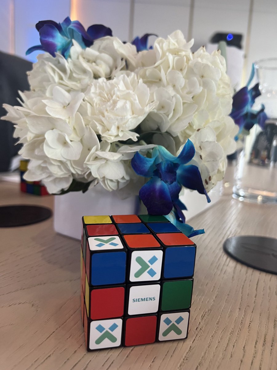 mzaheer81's tweet photo. ⁦⁦@Siemens⁩ #xcelerator is key to cracking the code. ⁦@SiemensCanada⁩ business conference continues.. https://t.co/6tB1qbNdW9