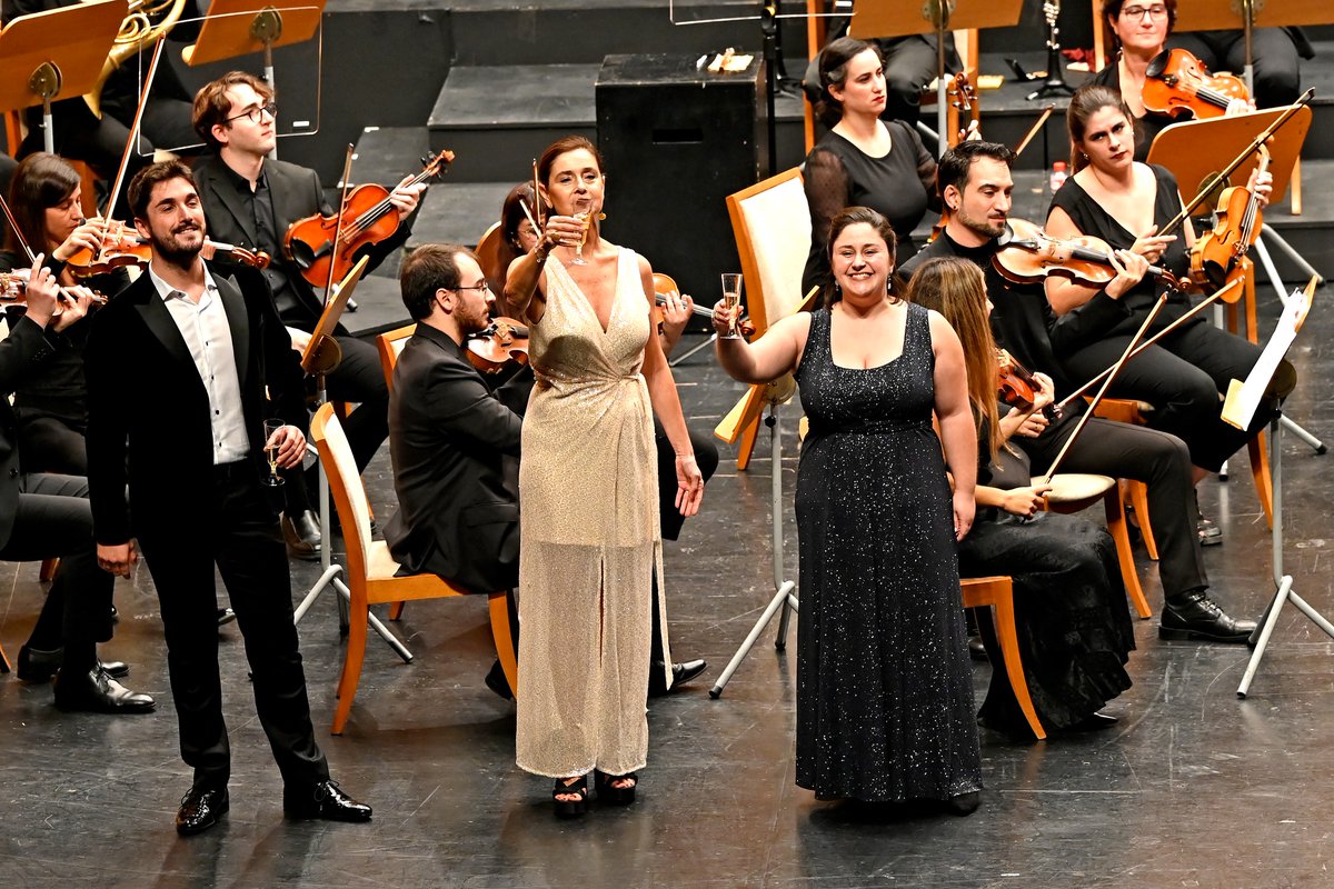 es_oscan's tweet image. 📷 ¡Cuánta emoción y buena energía! El Concierto Solidario del Colegio de Economistas de #Cantabria ha sido muy especial para nosotros ❤️ ¡Gracias a todos por apoyar la cultura solidaria! #oscan #musicaclasica @PFCantabria