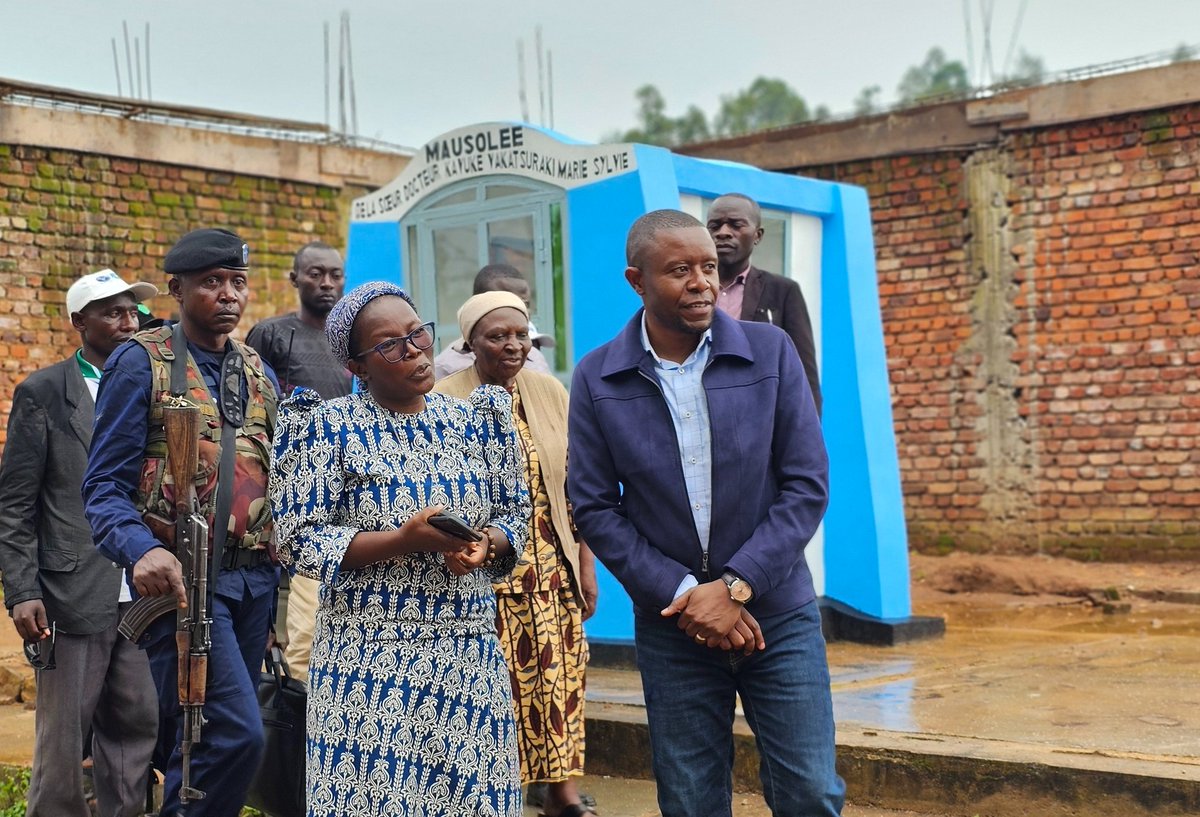 MbulukuMoise's tweet photo. Après #Kabasha,le périple dla campagne a conduit l'Hon @carly_nzanzu  à #Maboya où il a rencontré le responsable du Centre de Santé du lieu,incendié depuis plus d'une année par les #ADF et sans assistance. Le N"27 à la Dép nationale en Beni-Territoire y a remis 50 sacs de ciment. https://t.co/Y9MfV2rNdz