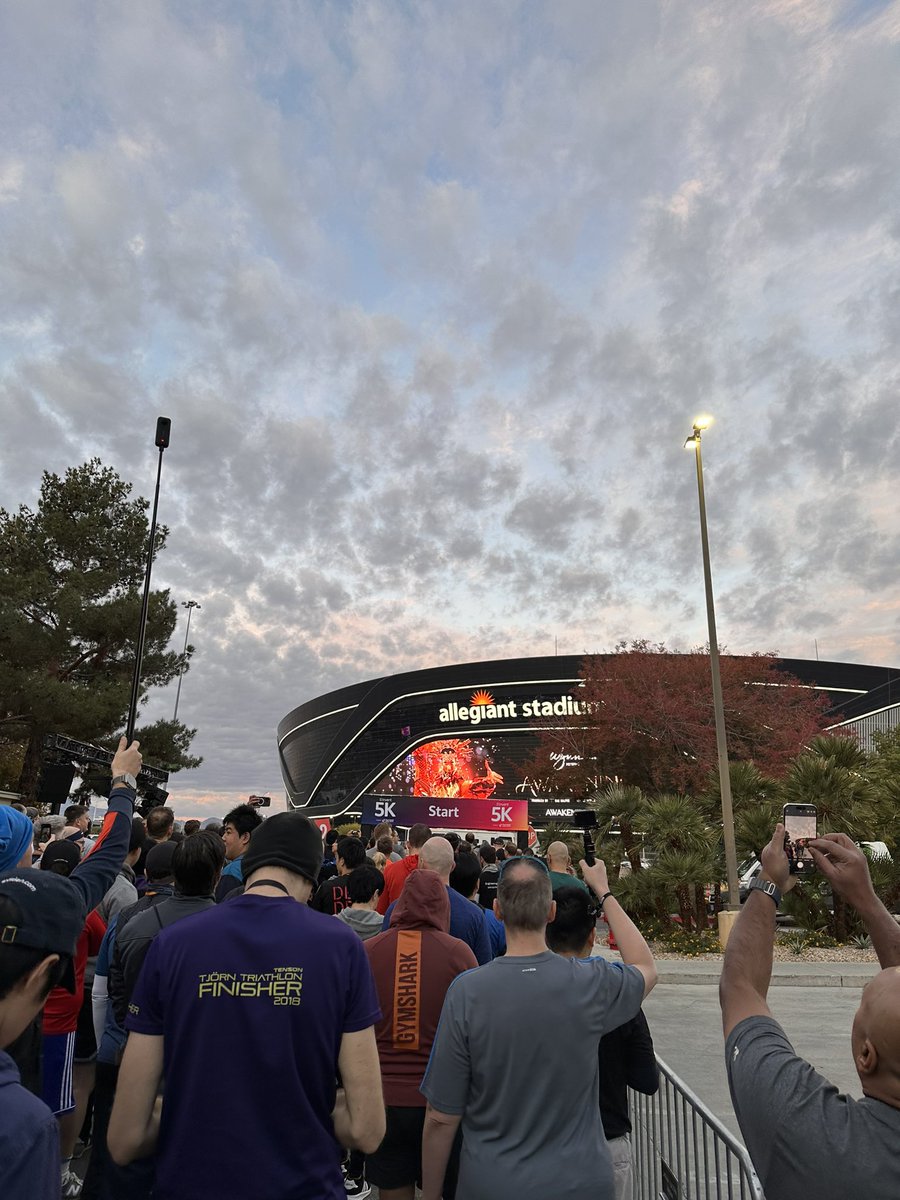 k_emo's tweet photo. #awsreinvent2023 almost 1000 fitness-dedicated AWS Reinvent attendees woke up before dawn for a 5k run - and were treated to an amazing sunrise - note, none of these pictures are AI generated:) https://t.co/S327Oi13yr