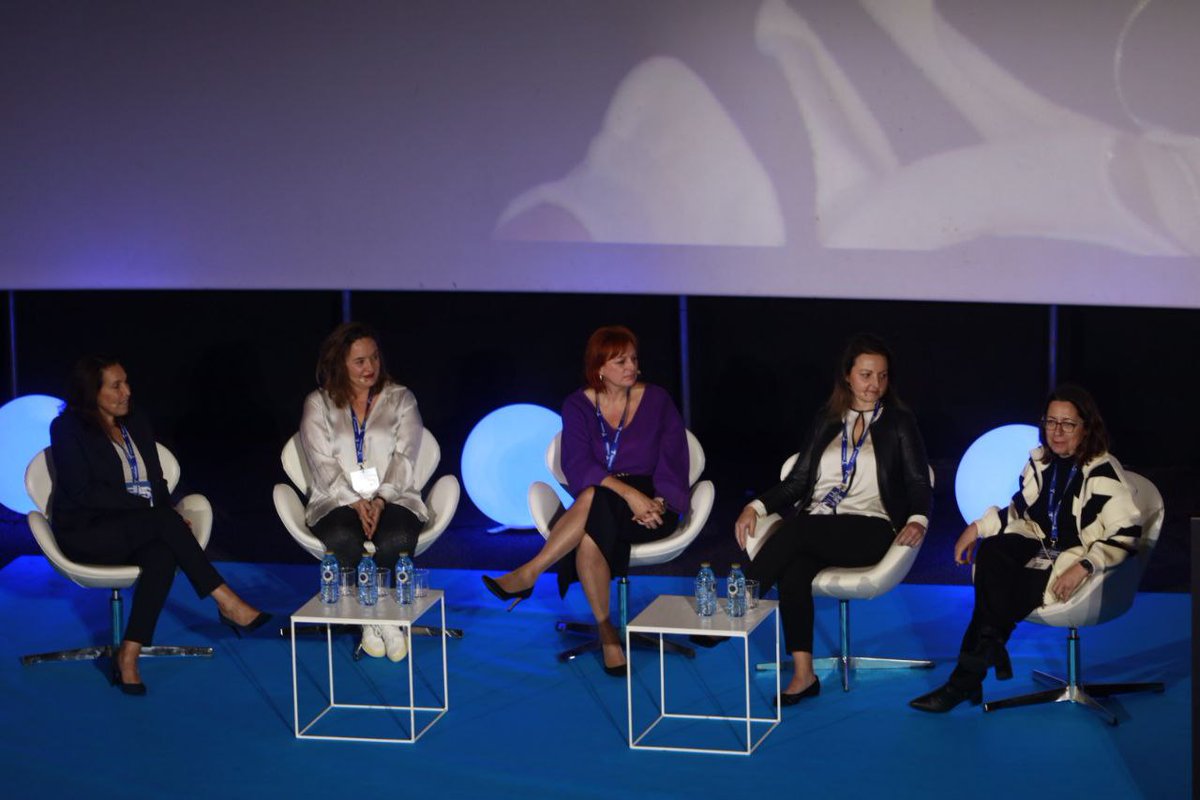 Ahora en Sala 21: @Women4Cyber_SP: Innovación y emprendimiento en #Ciberseguridad. Casos de Éxito. Modera @dankominsky Isabel Hernández, de @shaadow_io Estefanía Soto de @authusb Cristina Bentué de @IriusRisk y Julia Perea de @Telefonica #XVIIJornadasCCNCERT #VJornadasESPDEFCERT