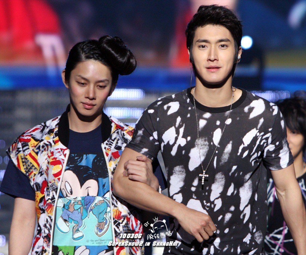 lecter10075446's tweet photo. [2010] ○ [100306] [100307] ↭ Super Show 2 (Shanghai)

#siwon #heechul #sichul #superjunior #woncin #simbarella #심신 #simcin #시원 #희철 #슈퍼주니어 #슈퍼쇼2 #china #concert #SS2 #Moment https://t.co/pk9zoJidQE