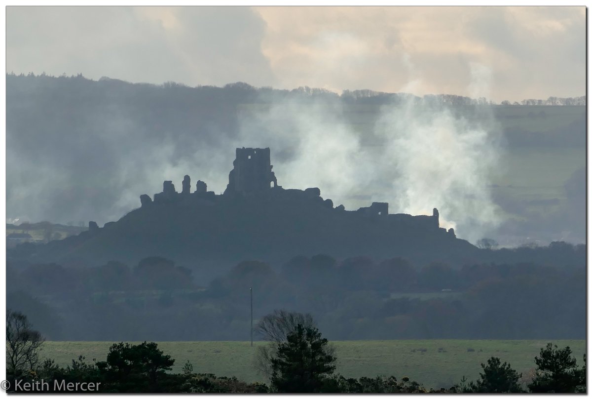 keithdmercer's tweet photo. Smoky scenario on Tuesday at @nationaltrust @CorfeCastleUK https://t.co/YyHlMrJ9UL