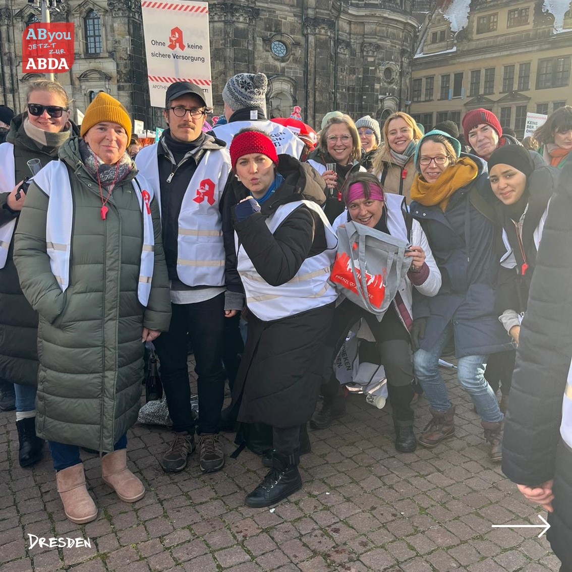 AByou_de's tweet photo. 29. November 2023 - 📣 Die Ostdeutschen Apotheken erheben die Stimmen! Apothekenproteste in den ostdeutschen Bundesländern kulminieren in beeindruckender Kundgebung auf dem Theaterplatz in Dresden. 🪧

#gegenzukunftsklau #zukunftsklau #apothekenprotest https://t.co/QSvfD6A1Cx
