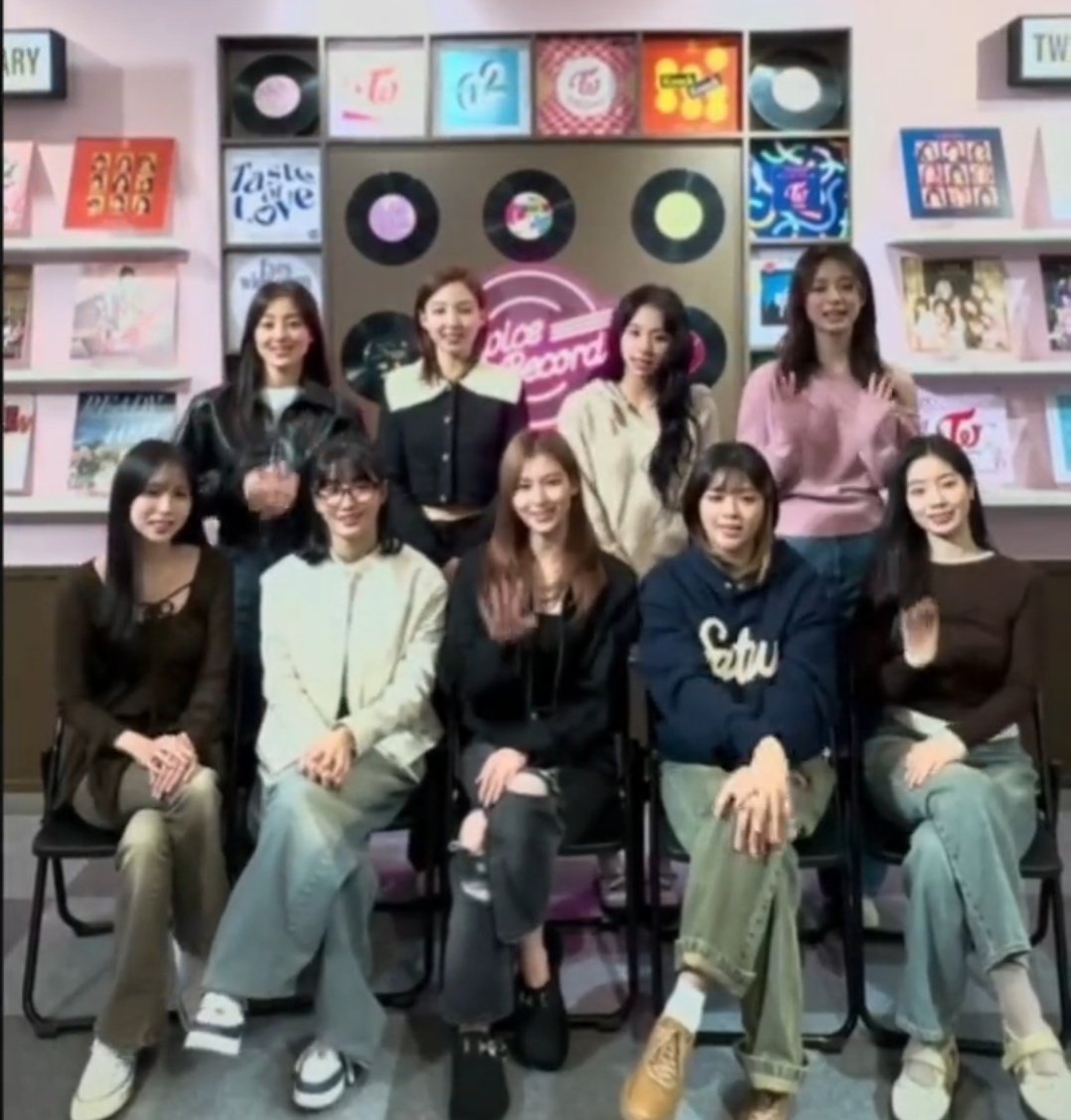 yunaaatzy's tweet photo. twice stray kids nmixx and even vcha filmed spotify thank u messages. idk what beef itzy got with this company to be treated like this. https://t.co/ABKowfwEA0