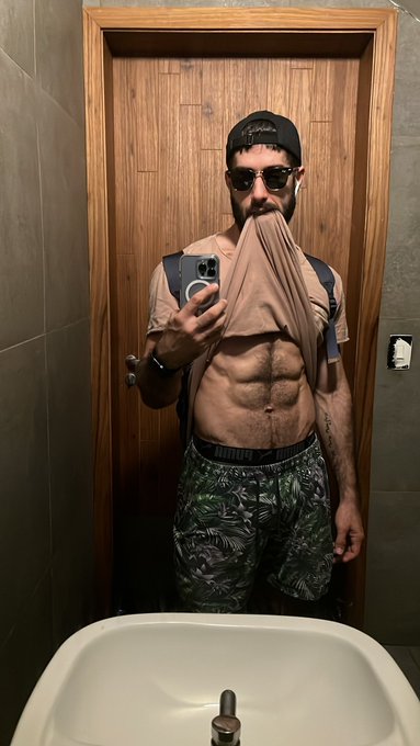 Meet and greet in the bathroom https://t.co/E3ZDuC8Hdo