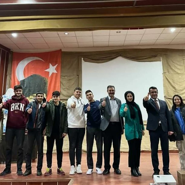 CihanbeyliMem's tweet photo. İlçemizde Necmettin Erbakan Üniversitesi Öğretim Görevlisi Sayın Ali Bozgedik hocamızın yaptığı 12. sınıflara yönelik rehberlik semineri gayet profesyonel bir havada gerçekleşti. Öğrencilerimize katkılarından dolayı çok teşekkür ederiz. https://t.co/JRxLTqQYA3