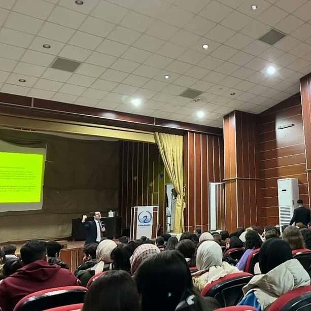 CihanbeyliMem's tweet photo. İlçemizde Necmettin Erbakan Üniversitesi Öğretim Görevlisi Sayın Ali Bozgedik hocamızın yaptığı 12. sınıflara yönelik rehberlik semineri gayet profesyonel bir havada gerçekleşti. Öğrencilerimize katkılarından dolayı çok teşekkür ederiz. https://t.co/JRxLTqQYA3