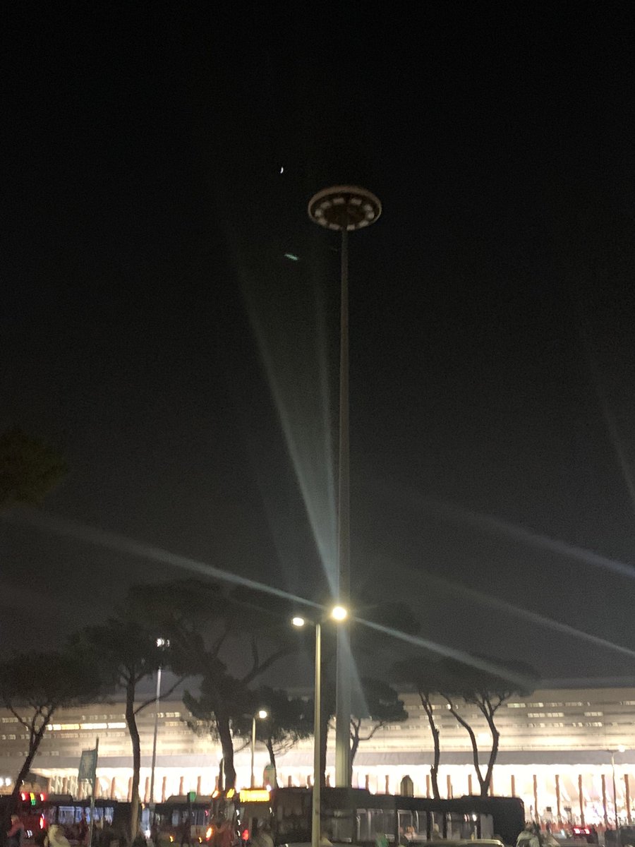 Siccome Piazza dei Cinquecento è una zona di Roma molto sicura - vero? - possiamo anche permetterci di tenerla al buio? È da mesi che quelle luci sono spente. Che vogliamo fare? Ve le vado io a comprare delle lampade in ferramenta?
#Expo2030Roma @Viminale @CarloCalenda