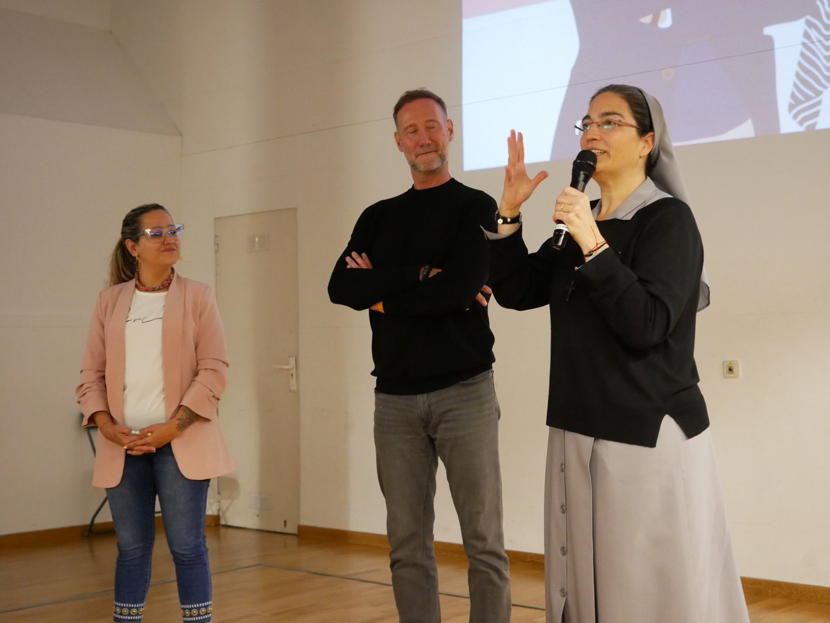 coleinnovadores's tweet photo. Arranca “Educar en la adolescencia”, con @pgaguado y Nerea López. @mcasamor nos da la bienvenida y nos anima a vivir y a disfrutar de esta etapa de nuestros hijos, que es a la vez una oportunidad y un tesoro. #NazaretEsFamilia #AprendemosJuntos #TripodLearning https://t.co/3ykfiLEIIX