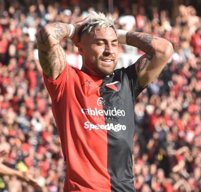 lacentrald_sf's tweet photo. 🔴⚫ #Colón || #Meza y #Batallini tuvieron una buena práctica y se los volverá a probar mañana.
Javier #Toledo con una molestia en el sóleo de la pierna izquierda está en duda para el partido del Viernes. También se lo evaluará este Jueves.
@Cadena3Com Santa Fe FM 📻 101.7 https://t.co/NurMR5Utgm