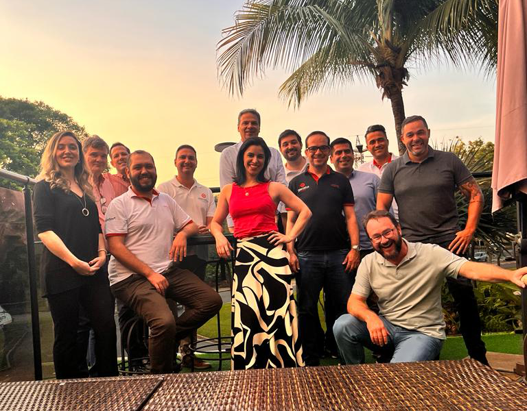 Em 21 novembro 2023 aconteceu em Piracicaba/SP o encontro de vendas entre as equipes da XSYS Brasil e da Alternativa Flexo. No encontro foi alinhado estratégias e trabalhado com dinâmicas para aumentar o conhecimento interpessoal e a sinergia entre as equipes.artner.