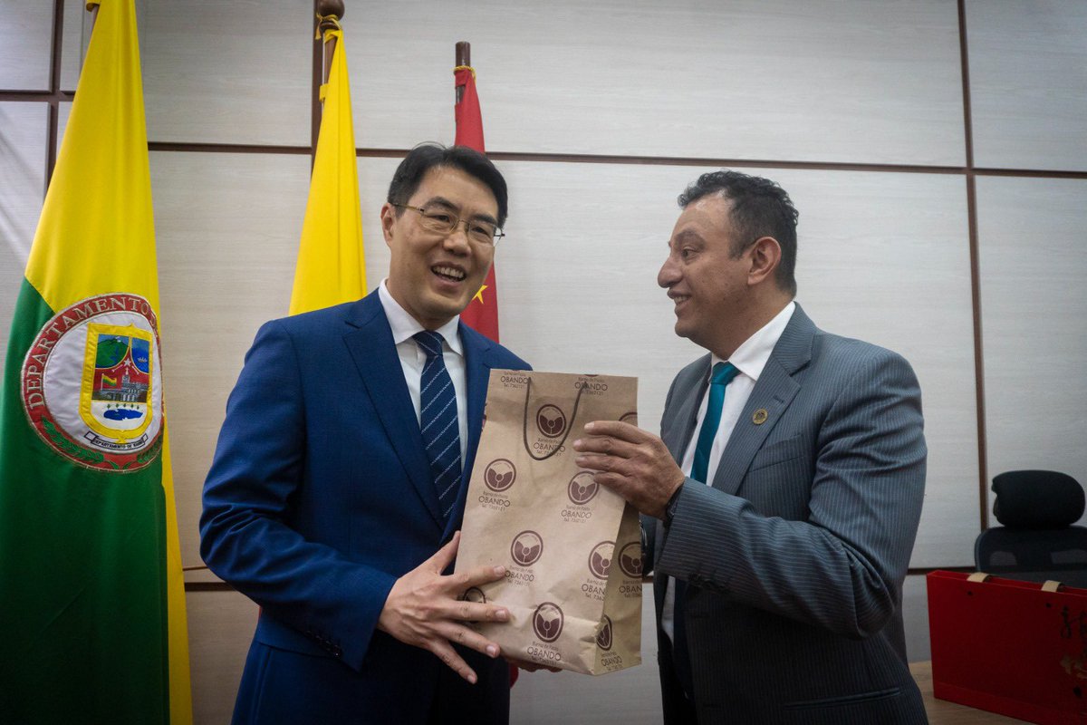 jhonrojasca's tweet photo. Recibimos en Nariño al embajador de República China 🇨🇳 @zhu_jingyang 
avanzamos proceso de coperación en: #educación intercambio, #agroindustria #infraestructura #energiaslimpias.
@gobnarino presentará proyectos e iniciativas ante @china_embajada.
Construimos caminos para la Paz. https://t.co/XlSIC1NhGP