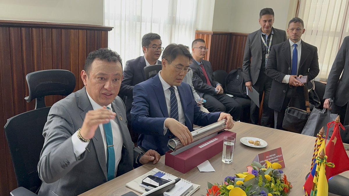 jhonrojasca's tweet photo. Recibimos en Nariño al embajador de República China 🇨🇳 @zhu_jingyang 
avanzamos proceso de coperación en: #educación intercambio, #agroindustria #infraestructura #energiaslimpias.
@gobnarino presentará proyectos e iniciativas ante @china_embajada.
Construimos caminos para la Paz. https://t.co/XlSIC1NhGP