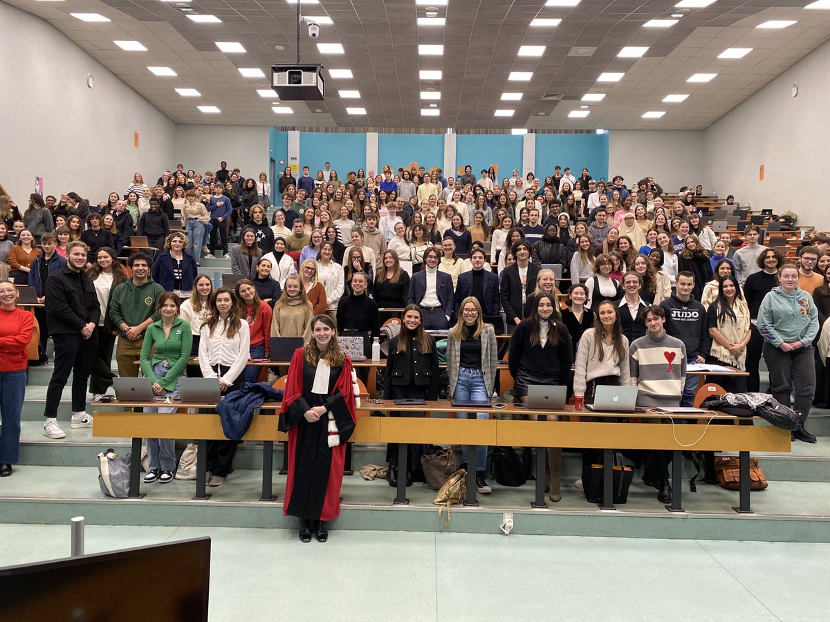 LrVtl's tweet photo. Dernier cours de droit des contrats avec mes chers étudiants de L2 ! Bon courage pour les révisions et rdv en janvier pour le cours de responsabilité civile ! https://t.co/W9pHH5SodU
