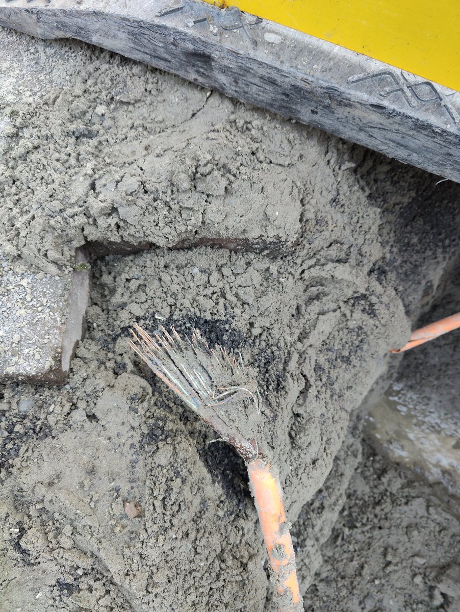 Zeg <a href="/proximus/">Proximus</a>, ik denk dat Fiberklaar niet helemaal snapt dat deze kabel nog nodig is 🤣 Explore lijnen van Bpost en Nationale Loterij kapoet bij de krantenwinken #proximus #fiberklaar