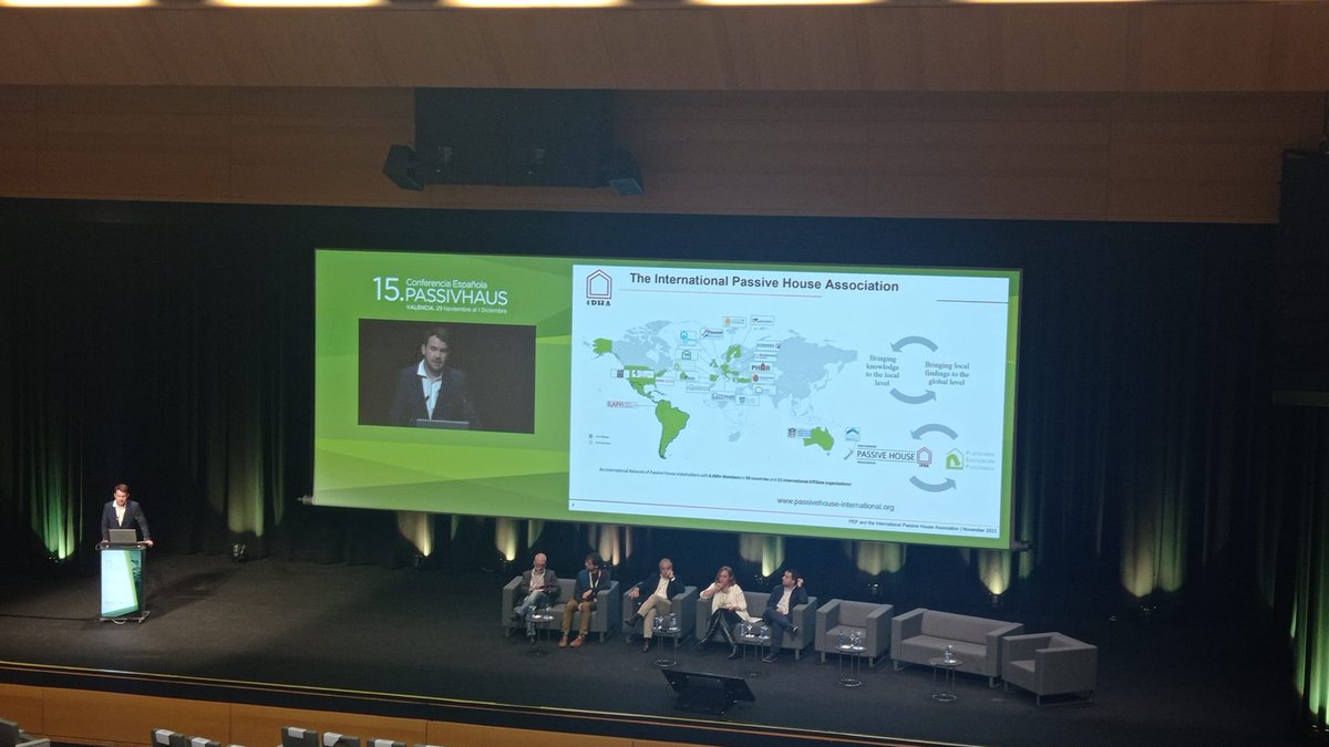 Después, han tenido presencia ponentes internacionales:
@Kate_de Selincourt, periodista del Passivhaus Trust sobre vivienda social y salud; Chris Higgins sobre la evolución de <a href="/CityofVancouver/">City of Vancouver</a>; y Carl Halbach, del @passivehouse_international sobre la evolución de iPHA y PEP