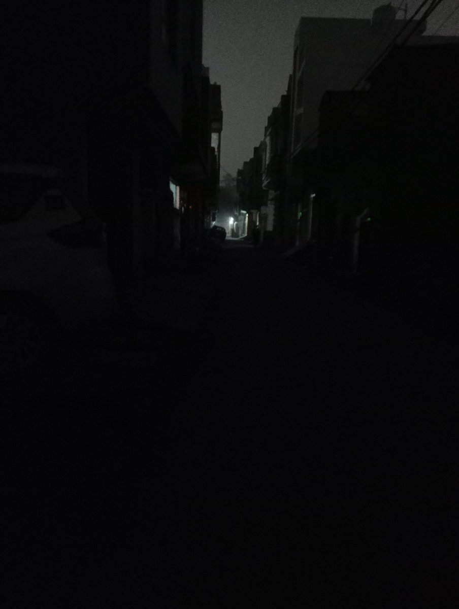 Zeepankaj94's tweet photo. गाजियाबाद की मानसरोवर कॉलोनी का हाल है ये, कॉलोनी अंधेरे में डूबी हुई है अगर यहां किसी महिला के साथ छेड़छाड़ हो जाए या किसी व्यक्ति के साथ लूटपाट हो जाए तो उसका जिम्मेदार क्या नगर निगम मेयर और नगर निगम अधिकारियों को माना जाए, गली नंबर 3 में अधिकांश खंबो पर लाइट नहीं है https://t.co/XeVGdCKZPN