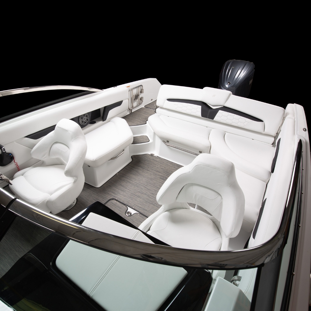 Time to enjoy #BoatingWithFriends. Discover a spacious interior and perfect storage. Connect to Bluetooth® and play your music on the water. 

Make the #HD5OB your own! fourwinns.com/us/boat/hd5-ob

#FourWinnsBoats #TheFinerSideOfLife #IconicBoats #OutboardBoat